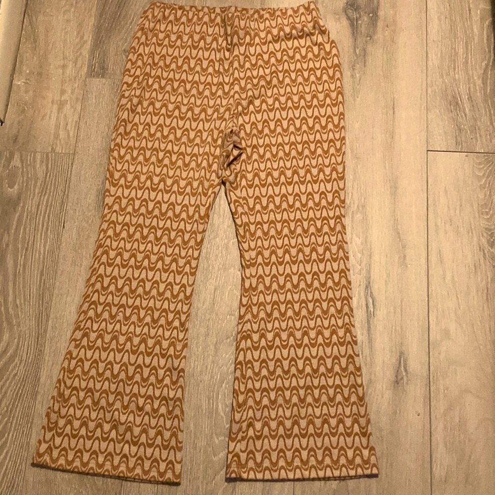 Orange wavy designed flare leggings